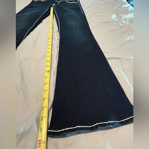 True Religion Blue Jeans with Signature Horsehoes Stitching - Picture 10 of 12